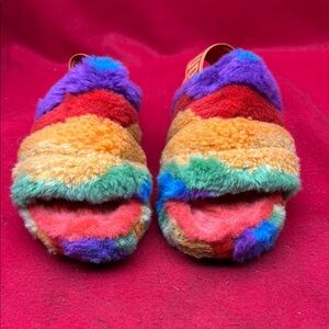 Colorful Fuzzy Slippers SZ 6 box 87